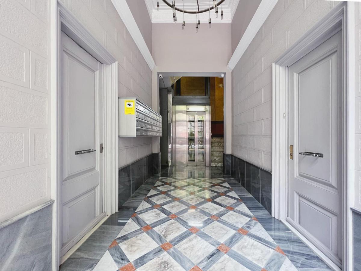 Stay U-Nique Apartments Urquinaona Барселона Екстериор снимка