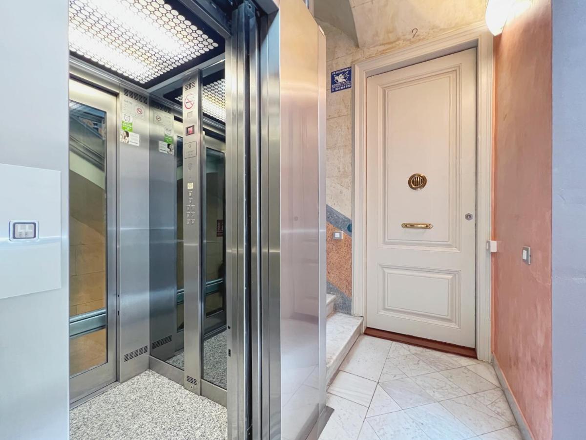 Stay U-Nique Apartments Urquinaona Барселона Екстериор снимка